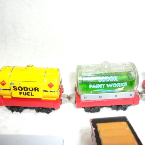 T-176 ST OF 10 THOMAS THE TRAIN MAGNETIC CONNECTING CARS - Picture 5 of 8